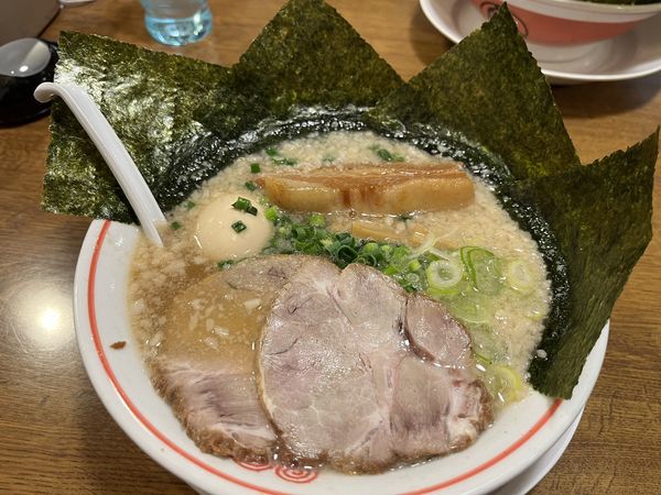 「とんとらこってり醤油 全部のせ 1056円」@東京とんこつ とんとら 狭山入曽店の写真