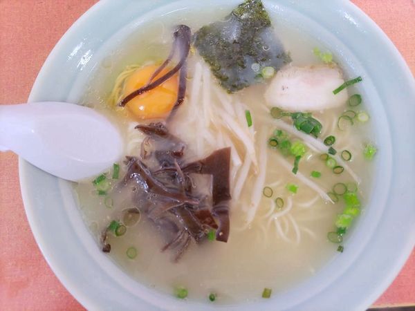 「月見ラーメン（大盛）」@元祖九州ラーメン日吉 大和田店の写真