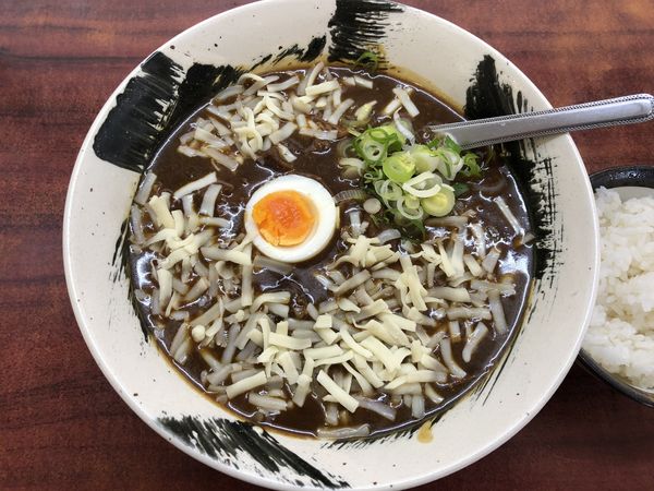 「牛すじカレー麺￥７００　トッピングチーズ￥１００」@札幌ラーメン どさん子 三軒茶屋店の写真