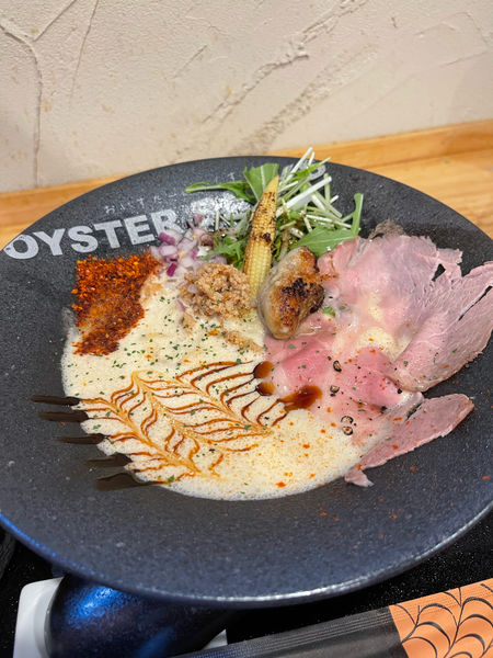 「赤牡蠣カプチーノ（1辛） 900円 ＋味玉のグラチネ 150円」@オイスターバックスの写真