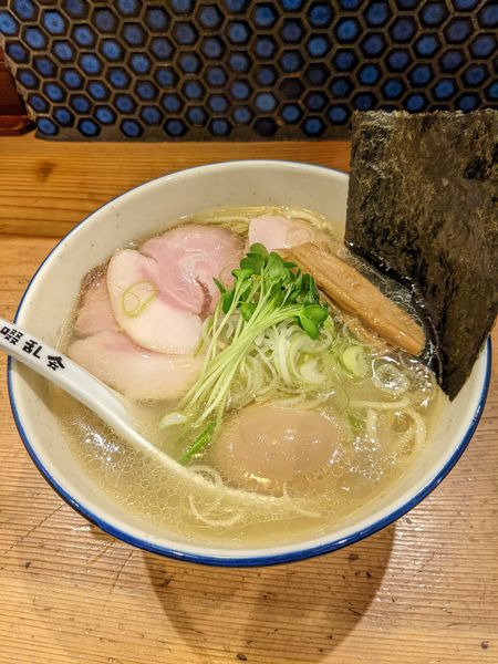 「らーめん・塩＋得トッピング」@自家製麺 啜乱会の写真