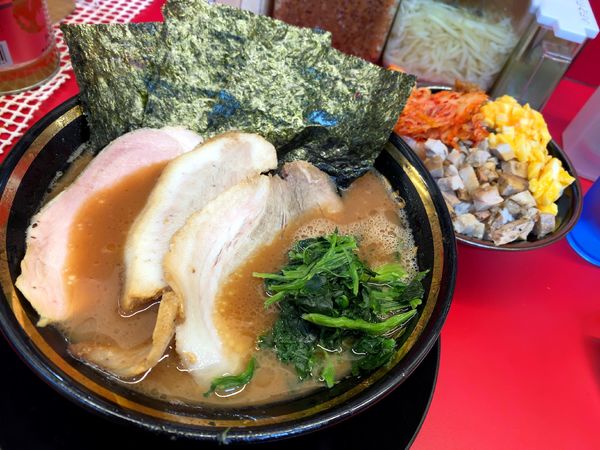 「ラーメン＋トロ・バラ＋三食丼」@家系ラーメン王道家直伝 との丸家 松飛台店の写真