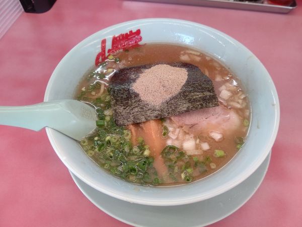 「煮干し豚骨ラーメン(並盛・150g・全部普通)850円」@ラーメン山岡家 高崎西店の写真
