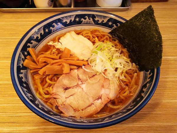 「醤油らーめん・大盛無料」@秋葉原つけ麺 油そば 楽の写真