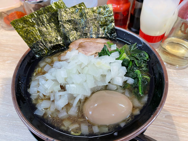 「朝ラーメン＋タマネギ＋サービス味玉」@ラーメン桜道の写真
