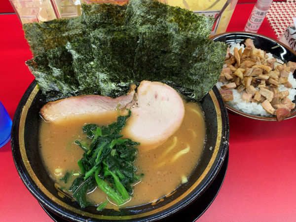 「ラーメン並」@家系ラーメン王道家直伝 との丸家 松飛台店の写真