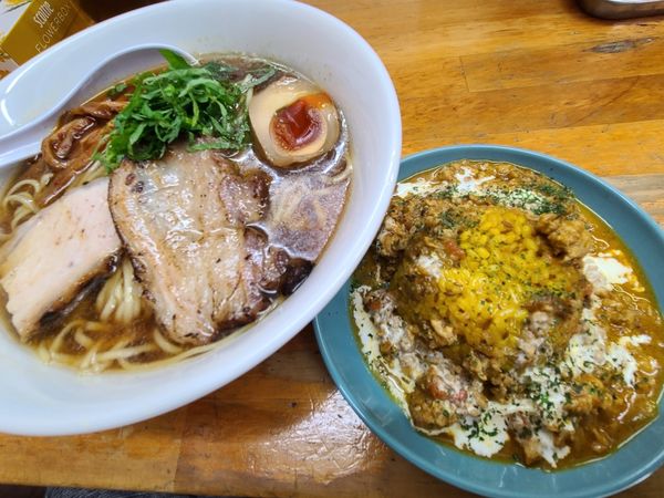 「ノドグロラーメンとバターチキンカレー」@ラーメン いいかおの写真