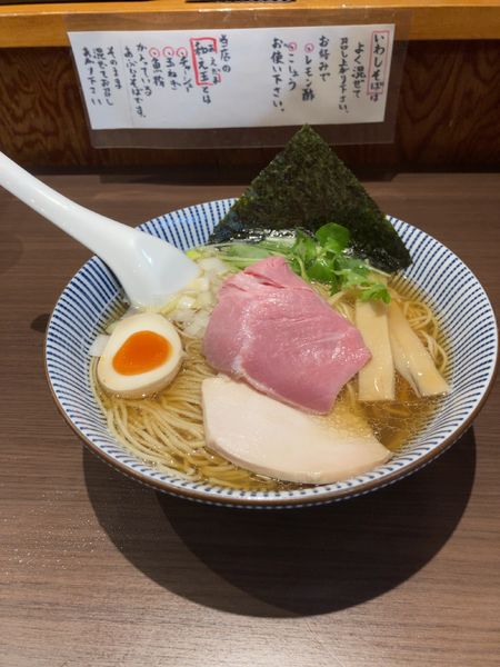 「煮干そば白醤油 大盛 900円」@寿製麺よしかわ 坂戸店の写真