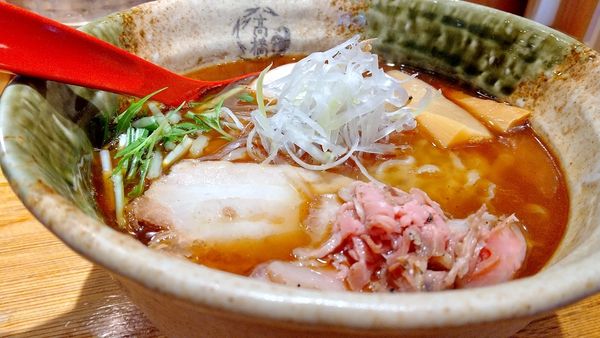 「#味玉入り焼きあご塩らー麺 #940円 #白めし #中盛 #15」@焼きあご塩らー麺 たかはし 新宿本店の写真