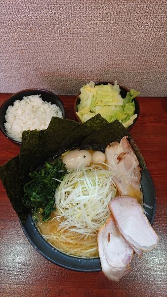 「令4・4・10天王ラーメン、中盛、ライス、キャベツ計1,250円」@横浜家系らーめん 天王家 寒川総本店の写真