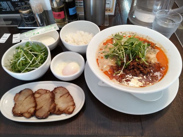 「白胡麻担担麺(辛3痺2)·叉焼3枚増し·野菜増し·温泉玉子」@四川担担麺 阿吽 湯島店の写真