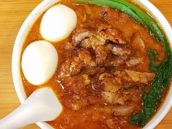 「パイコウタンタン麺（大辛）＋該当曜日無料のゆでたまご2個」@我流坦々麺  竹子 天神下店の写真