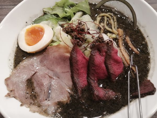 「黒胡麻香る！猪鹿黒ジビエ¥1000＋鹿ロースト丼¥900」@ジビエラーメン またぎの写真