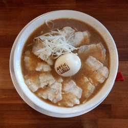 チャーシュー麺　かた　半熟煮玉子