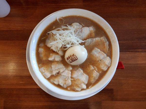 「チャーシュー麺　かた　半熟煮玉子」@濃厚海老そば くぼ田の写真