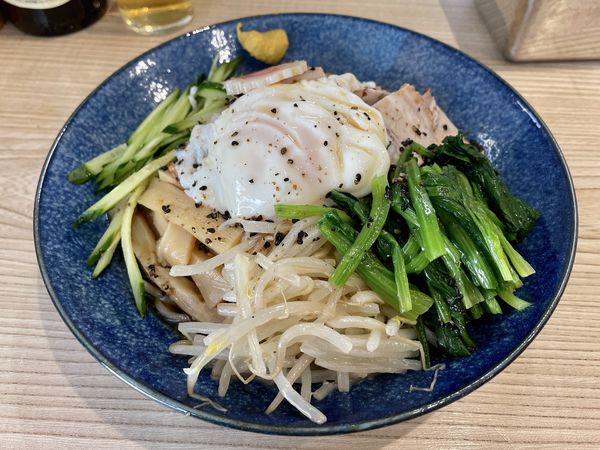 「サッポロ赤星＋まかない焼豚→冷し中華 焼豚もやし青菜玉子」@らーめん 高尾の写真