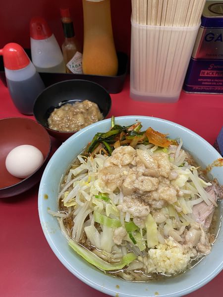 「小ラーメン　ニラダレ　生卵　甘〜い脂」@ラーメン二郎 中山駅前店の写真
