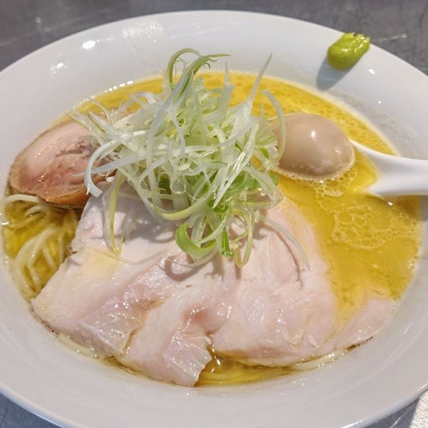 「塩らぁ麺全部入り」@らぁ麺 鶏と鳴く。の写真