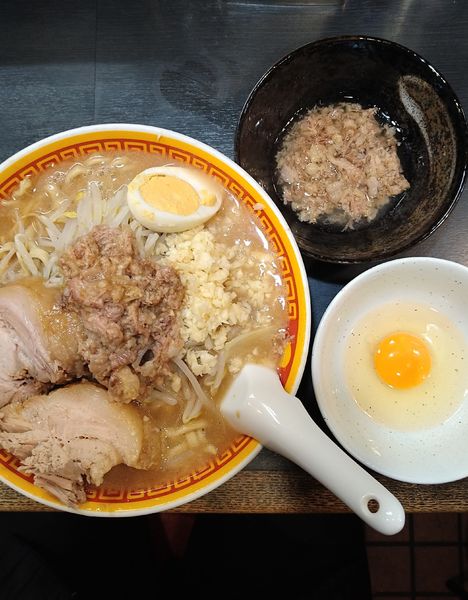 「『ラーメン(豚2枚・半玉)+生卵』950円」@えどもんどの写真