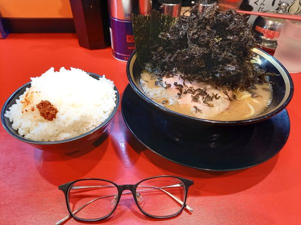 「朝ラーメン+岩のり。ライス(無料)」@横浜家系ラーメン 志田家 蒲田店の写真