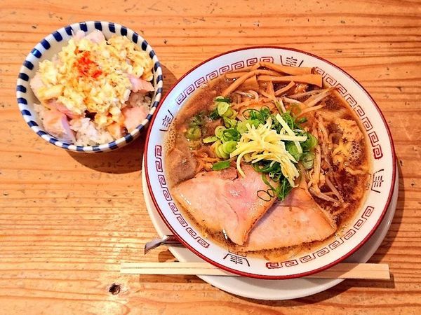 「札幌風生姜醤油らーめん、とりわさタルタル丼」@ねいろ屋の写真