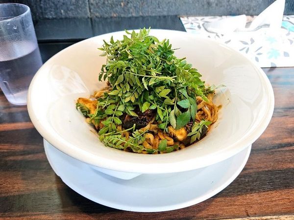 「サザエとその肝と青ノリのバターソースの和えそば」@稲荷屋の写真