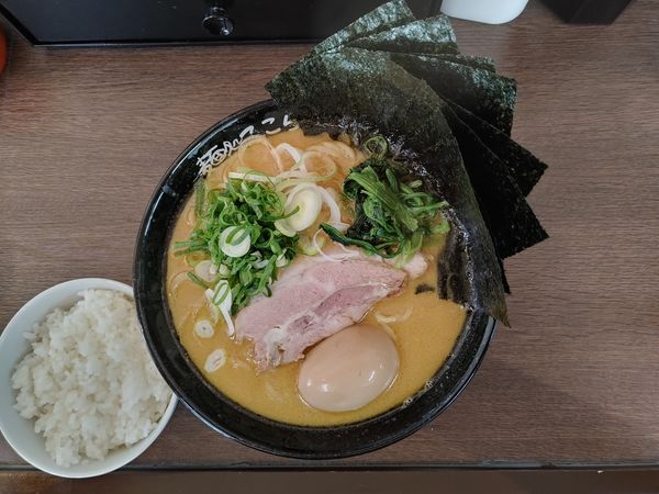 「味玉ラーメン　しょうゆ　角のり」@麺処ここらの写真