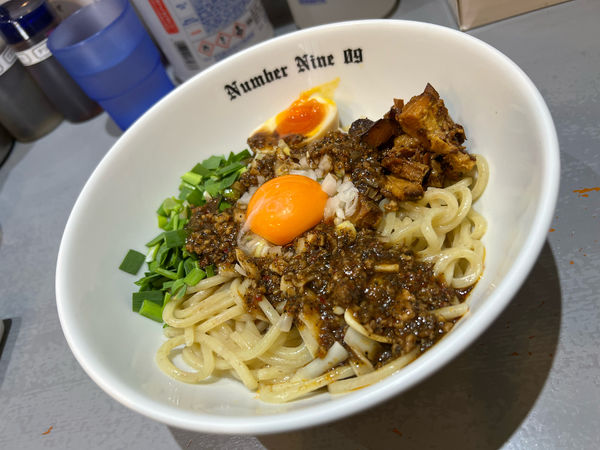 「汁なしブラック＋卵黄」@麺Dining Number Nine 09の写真