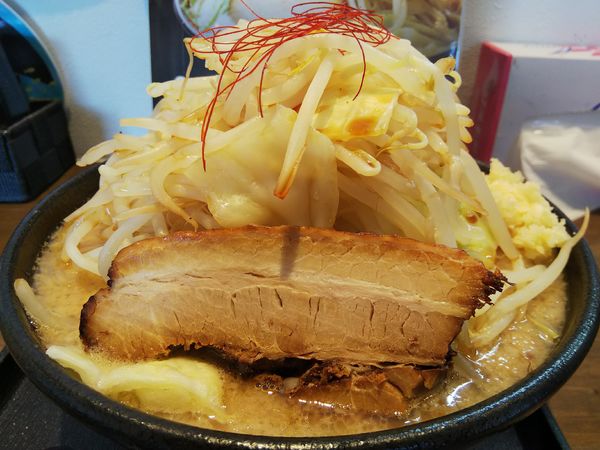 「豚基本　※脂、野菜増＆麺大盛：無料」@麺賊 喜三郎 塩田店の写真