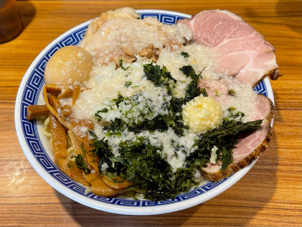 「特製つばめ中＋玉ネギ（中脂､ニンニク）」@びんびん豚の写真