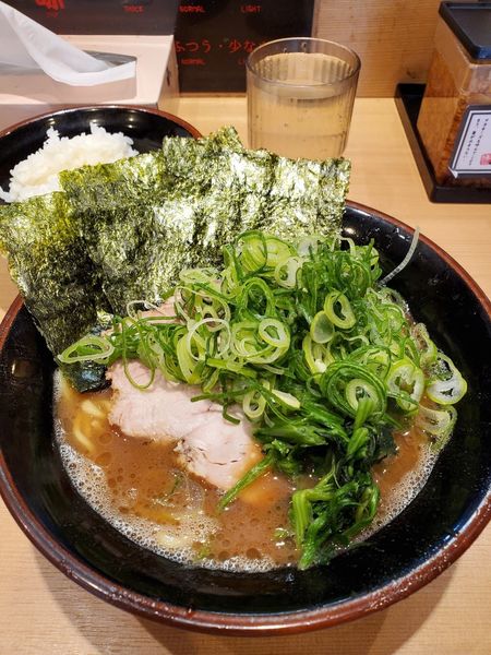 「九条ネギラーメン　かため　こいめ　多め+ライス」@輝道家直系 皇綱家の写真