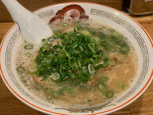 「博多ラーメン（かため）」@博多ラーメン でぶちゃん 高田馬場本店の写真