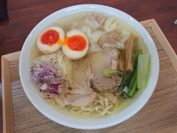 「ワンタン麺(塩) 1050円 ＋ 味玉 100円」@中華そば 千乃鶏の写真