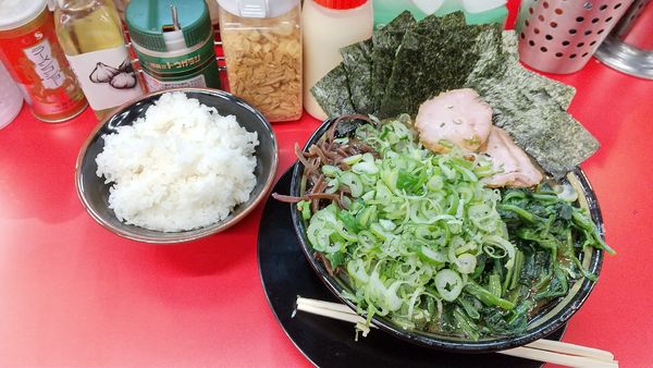 「ラーメン中+ネギ+ホウレン草+海苔+ライス(1380円)」@IEKEI_TOKYO 王道家直系の写真