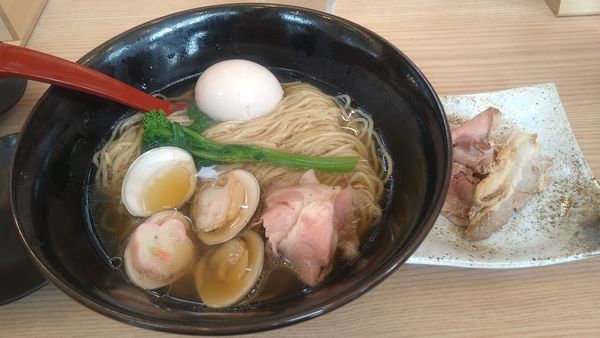 「【限定】ハマグリと焼きあごの塩らー麺¥1000+味玉¥120」@焼きあご塩らー麺 たかはし 北千住店の写真