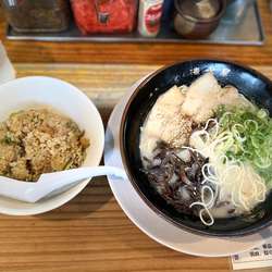 博多ラーメン(ばりかた)670円+半チャーハン300円