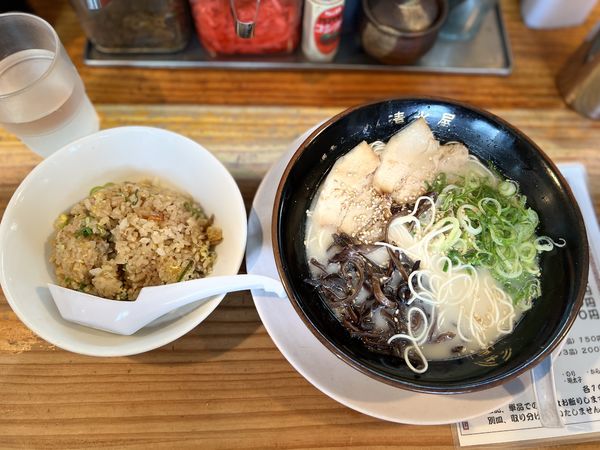 「博多ラーメン(ばりかた)670円+半チャーハン300円」@博多ラーメン 清水屋の写真