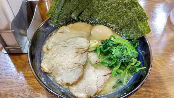 「醤油とんこつ+特トッピング」@横浜家系ラーメン いず三家の写真