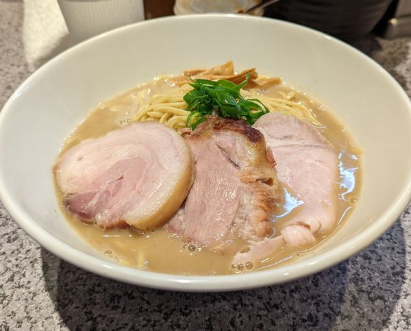 「【限定】濃厚豚骨ラーメン+豚兄弟焼豚+(和え玉)」@ラーメン宮郎の写真