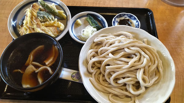 「肉汁うどん(小)＋野菜天ぷら盛り合わせ(中)」@槇の写真