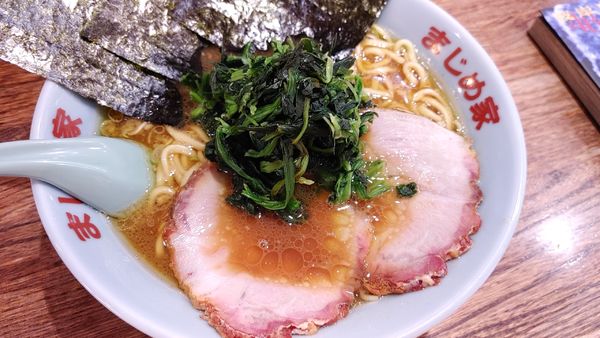 「豚骨醤油ラーメン　ほうれん草トッピング」@豚骨醤油ラーメン まじめ家の写真