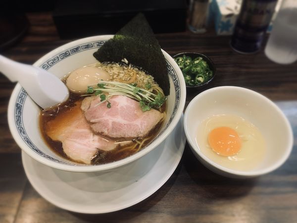 「醤油（細麺・固め￥750）＋青唐（￥100）」@稲荷屋の写真