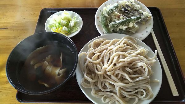 「肉つゆもりうどん(小々)＋天ぷら(ナス、竹輪、青唐辛子)」@くに一の写真