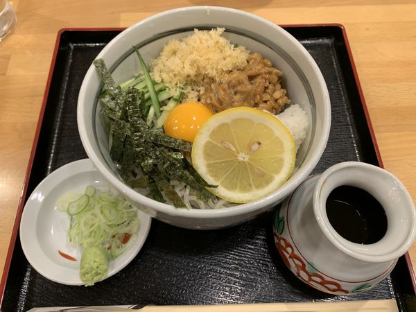 「納豆そば 830円」@ごまそば・天ぷら・酒処 遊鶴 アピア店の写真