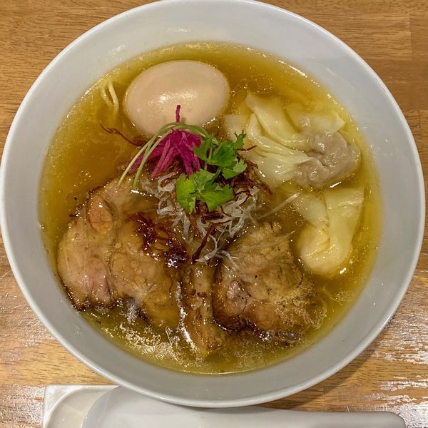 「塩らぁ麺 ¥900 海老雲呑 肉雲呑 味玉 ¥250」@らぁ麺や 嶋の写真