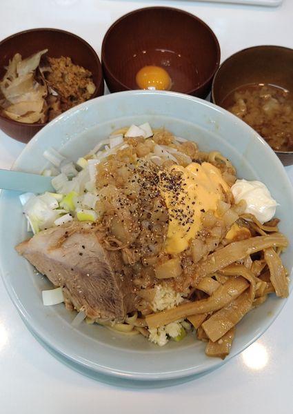 「汁なし+ジャンク玉､チーズ､生卵､メンマ(裏)」@麺屋 顎で喰らえの写真