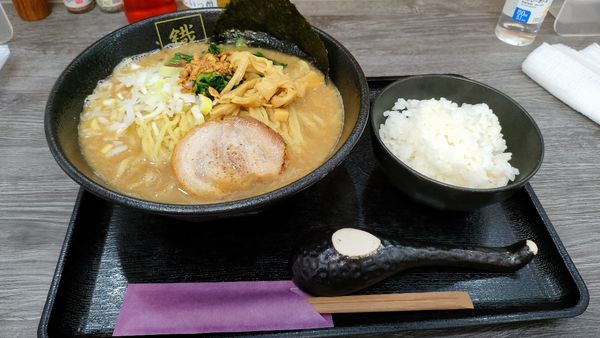 「豚骨鐡醤油ラーメン大盛【850円】」@情熱まぜそば~鐵~の写真