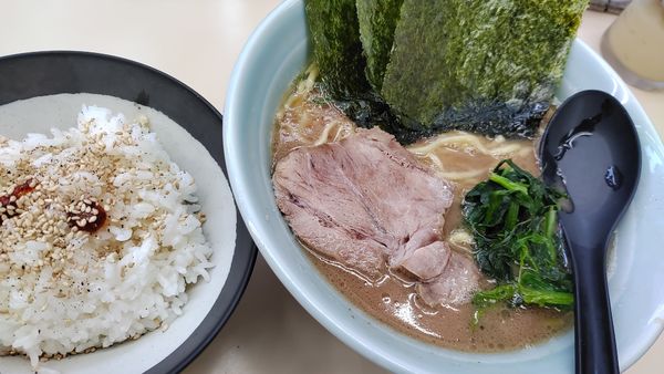 「ラーメン並固め濃いめ多め＋ライス」@横浜家系ラーメン田中の写真
