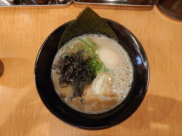 「味玉ラーメン　カタ　キクラゲ」@博多らーめん 一真の写真