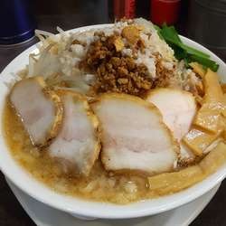 肉スタ小、野菜ニンニク、背脂超多め+メンマ